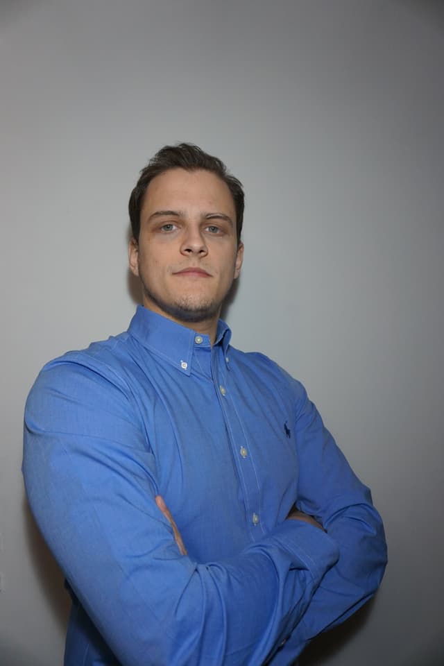 Fabio, il proprietario del sito con una camicia azzurra